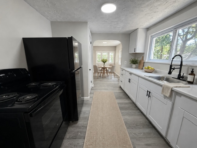 Building Photo - Pet-Friendly 3-Bedroom Home Near Downtown Akron Conveniences