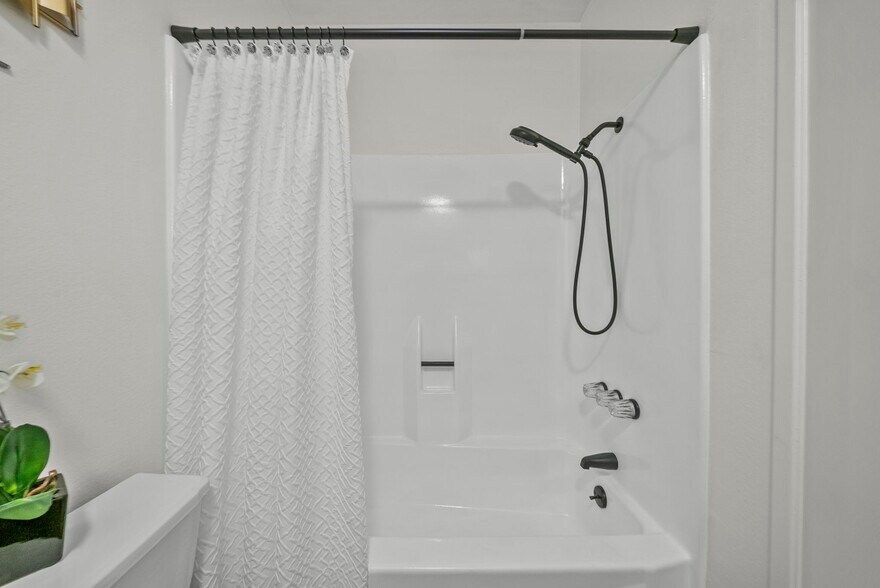 Shower - 1735 N Fuller Ave