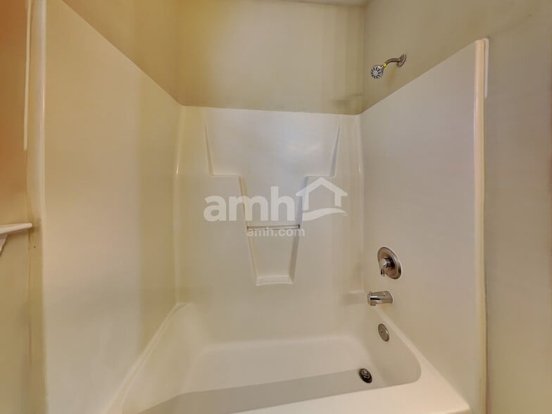 Building Photo - 616 Hanska Way