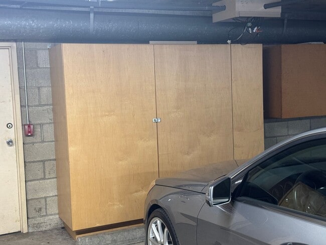 Building Photo - Top Floor Oasis