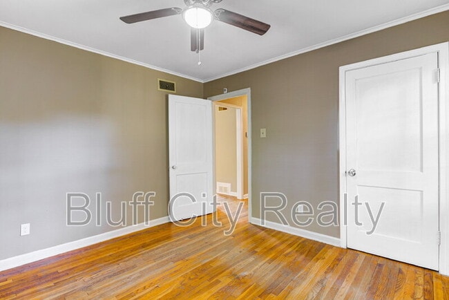 Building Photo - 1071 Robin Hood Ln