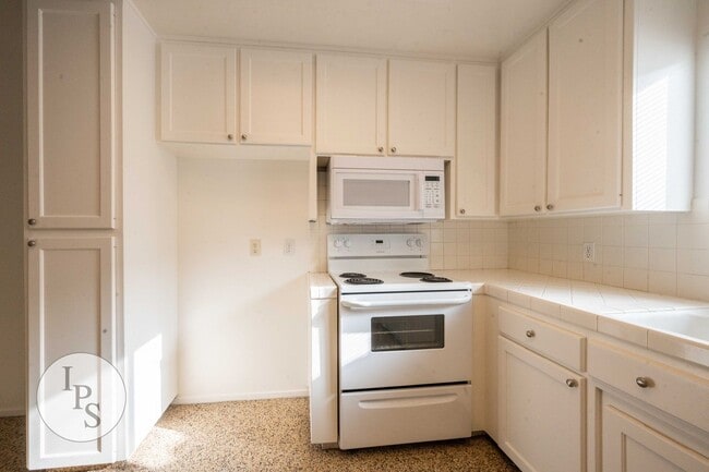 Building Photo - North West Fresno Home, 3BR/2BA, Lots of Amenities