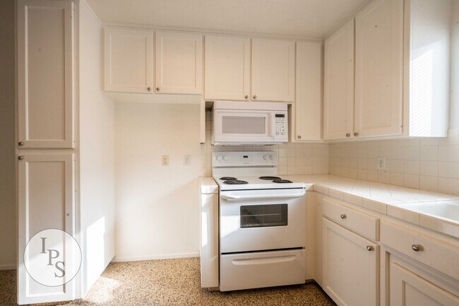 Building Photo - North West Fresno Home, 3BR/2BA, New Carpet/Paint, Lots of Amenities