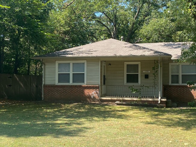 Building Photo - 2 bedroom, 1 bathroom duplex!