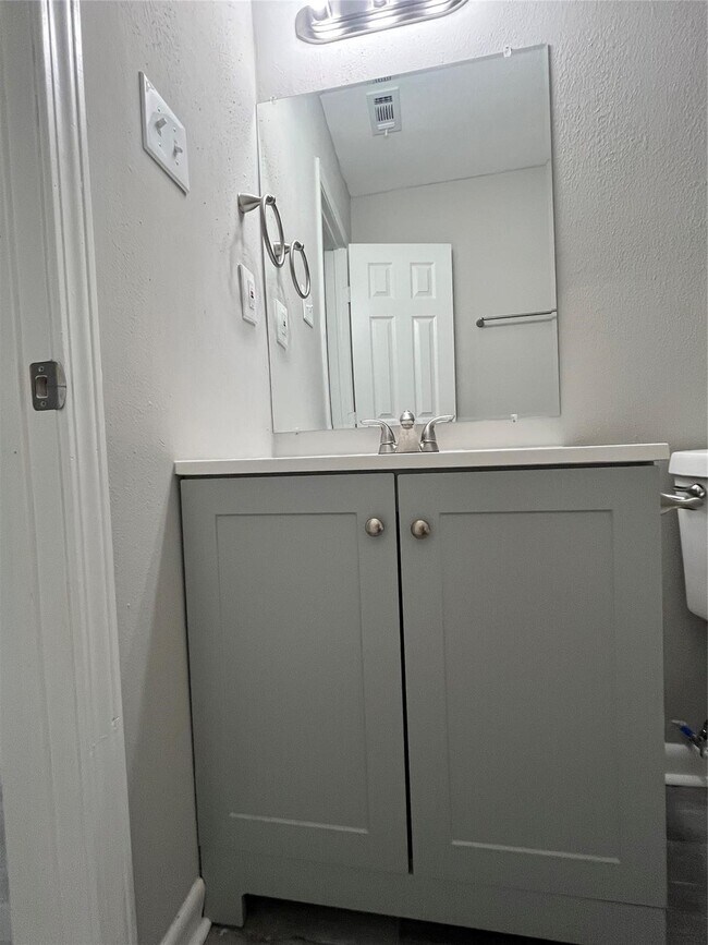 Building Photo - 1001 Mac Dr