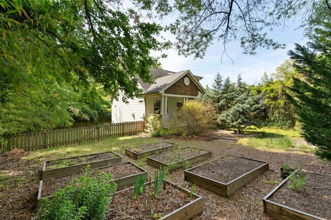 Building Photo - Delightful 3 bed, 2.5 Bath in the Heart of...