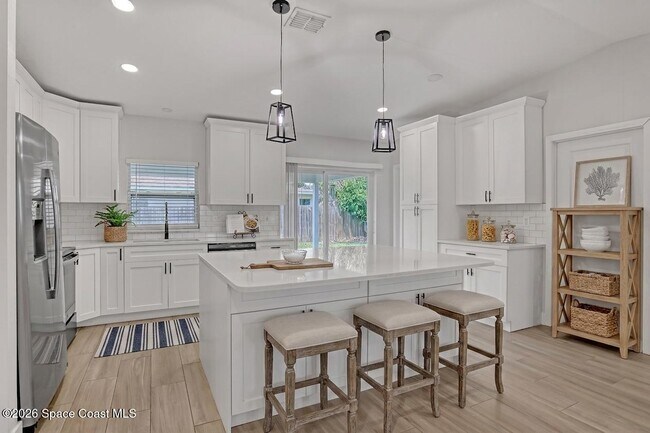 Building Photo - 580 Pine Tree Dr