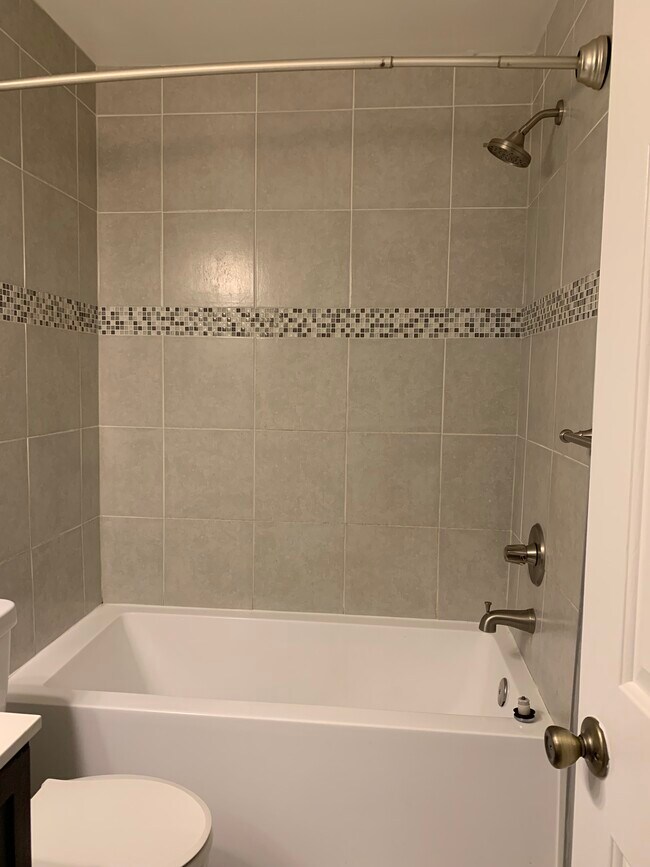 Full Bathroom - 1317 Gabes Pl