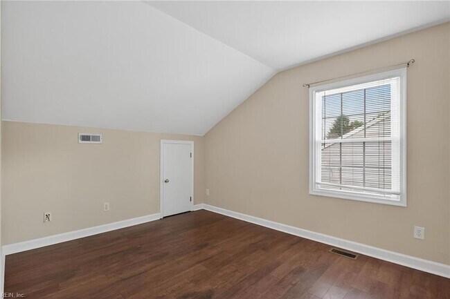 Building Photo - 5677 Rushmere Dr