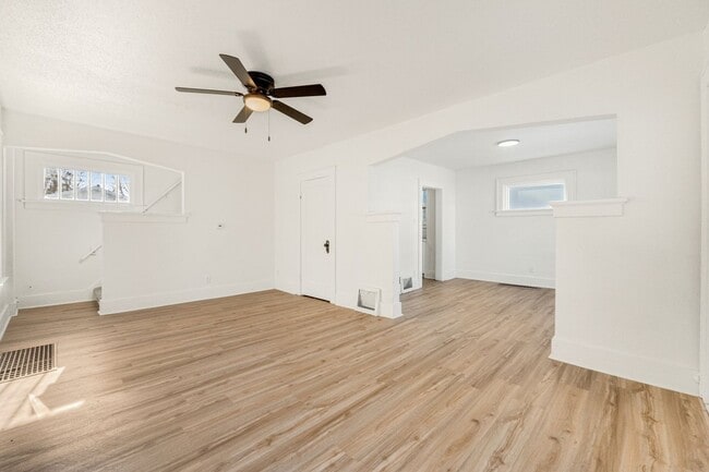 Building Photo - New 3 bedroom listing! RENT SPECIAL HALF OFF FIRST MONTH!