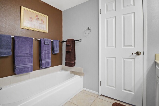 Building Photo - Charming Cathedral City Condo with Territorial Views