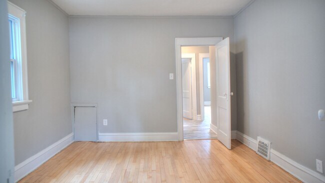 Building Photo - 2865 N Frederick Ave