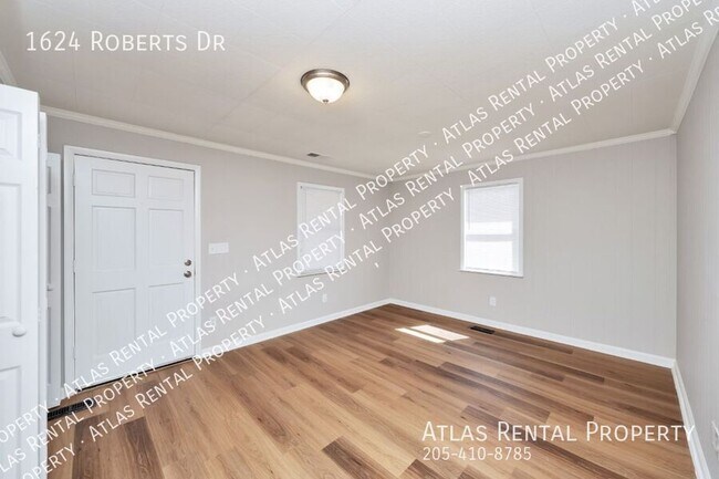 Building Photo - 1624 Roberts Dr