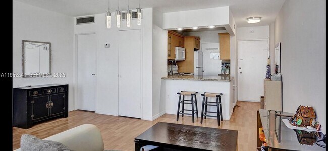 Building Photo - 2899 Collins Ave