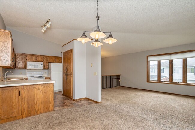 Building Photo - Lovely 3 Bedroom 2 Bath Townhome in Apple ...