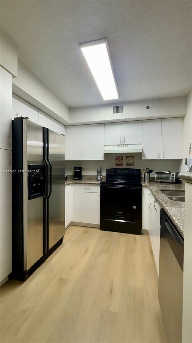 Building Photo - 19801 E Country Club Dr