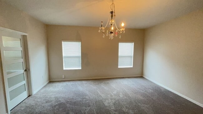 Building Photo - Great Home in Ellis Park. Sub Lease