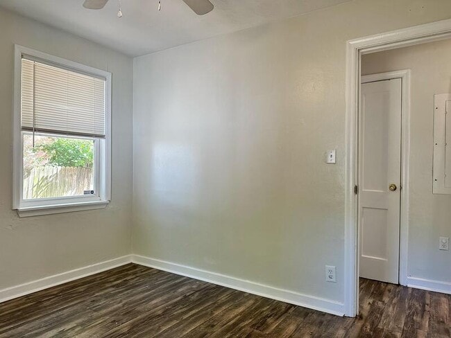 Building Photo - 852 W 48th St
