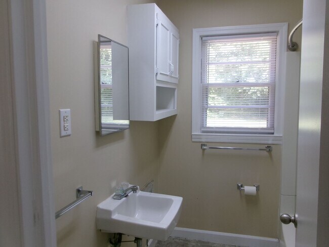 Building Photo - 3 bedroom, 1 bath home conveniently locate...