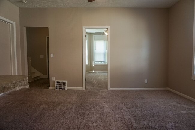 Building Photo - 5 Bedroom House Available!