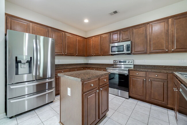 Building Photo - Spacious & Convenient
