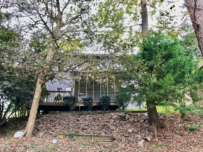 Building Photo - Excellent Location!!