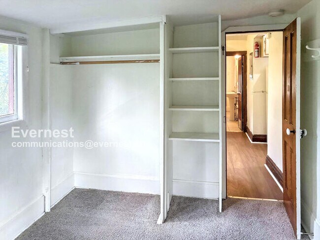 Building Photo - 1915 Pine St