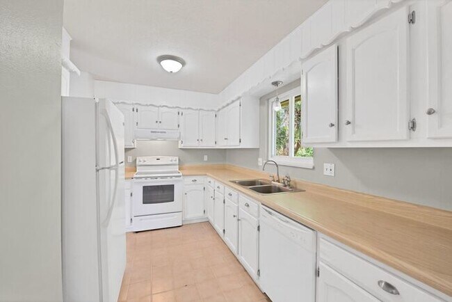 Building Photo - Spacious 5-Bedroom Home in Paradise Hills ...