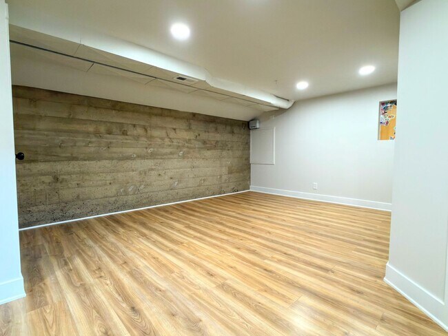 Building Photo - 1021 E Millbert Ave