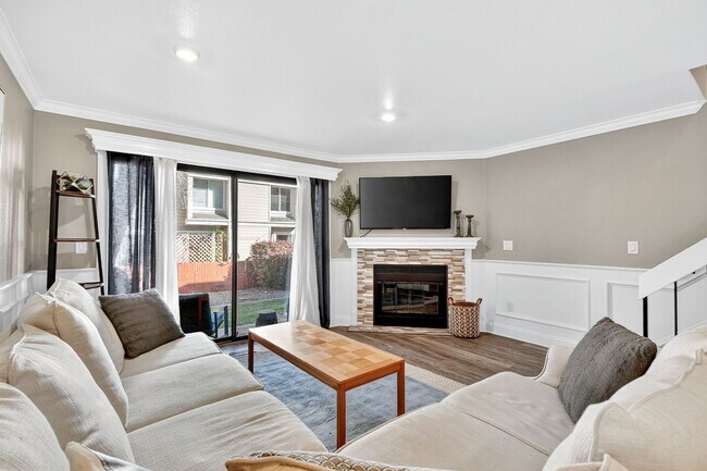 Building Photo - Two Bedroom Townhome W/ Garage!