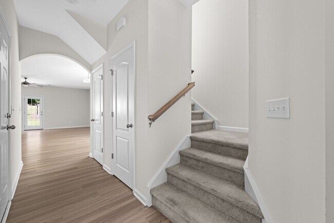 Building Photo - Beautiful 3 bed, 2.5 bath townhome in The ...
