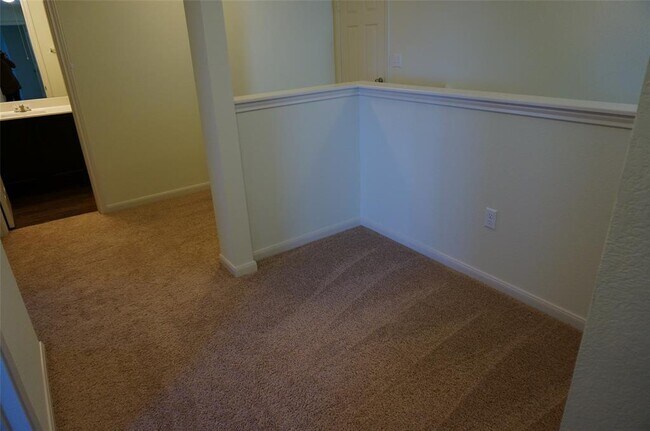 Building Photo - 384 Discovery