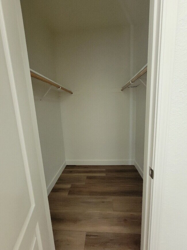 Building Photo - Modern 3-Bedroom, 2-Bathroom Home with Ope...