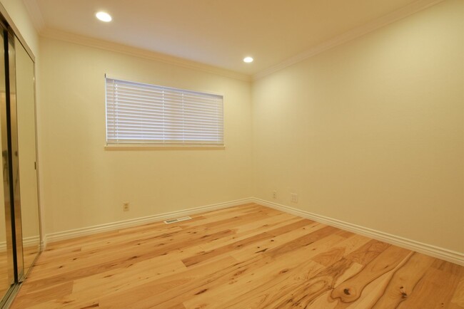 Building Photo - Beautifully Remodeled 3 Bedroom 2 Bath Wes...