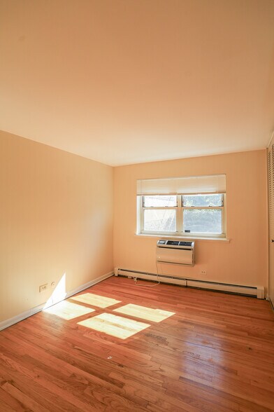 Building Photo - 509 W Briar Pl