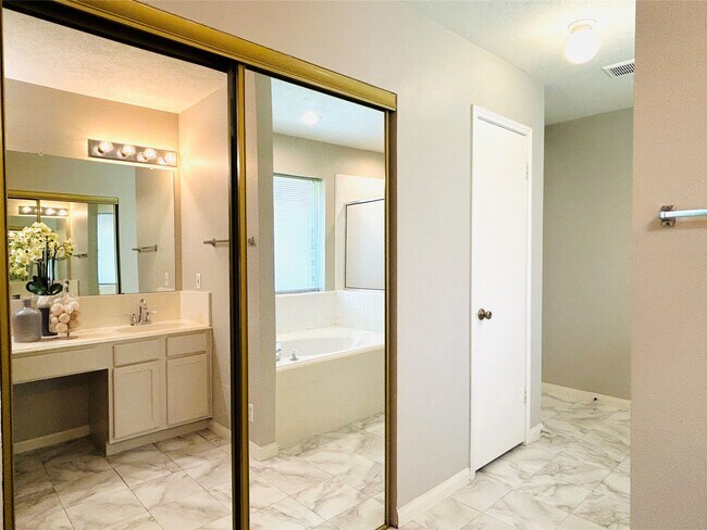 Building Photo - 1404 Helmsley Dr