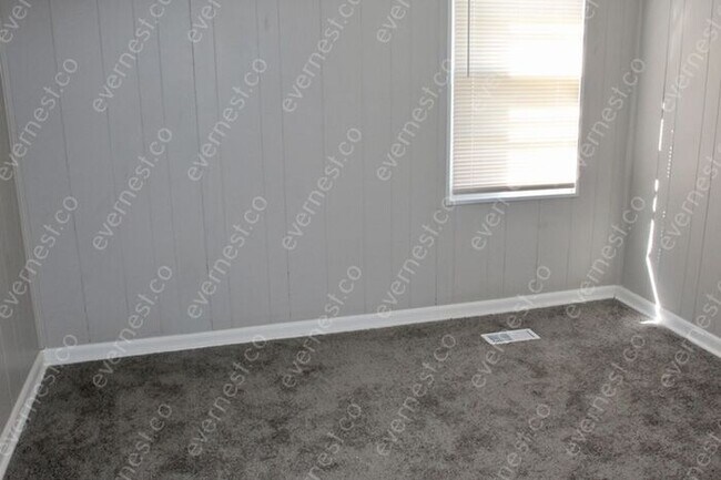 Building Photo - 3 BED & 1 BATH / PET-FRIENDLY / S8 ACCEPTED