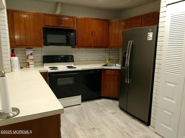 Building Photo - 137 Amberly Dr