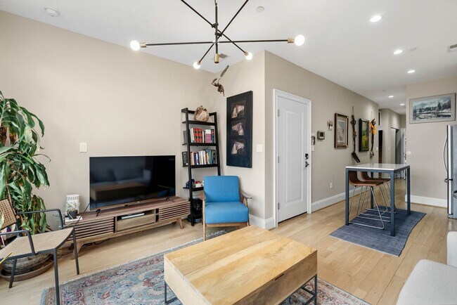 Building Photo - Mt Vernon Square Penthouse Condo