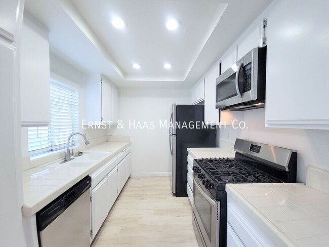 Building Photo - Stunning Tri-Level Townhome in Prime Wrigl...