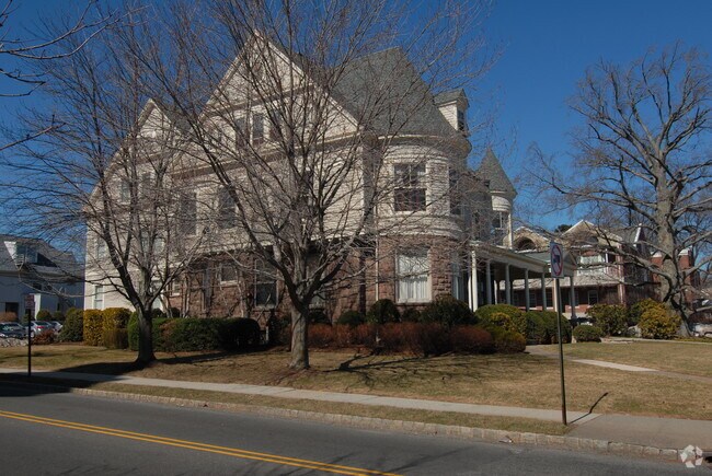 Building Photo - 231 Claremont Ave