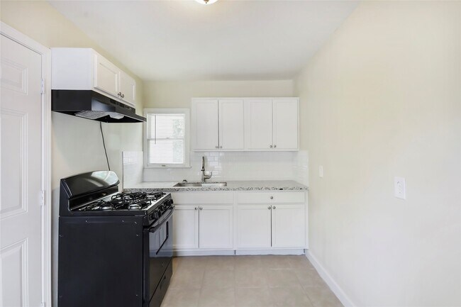 Building Photo - 9418 Bertwood St