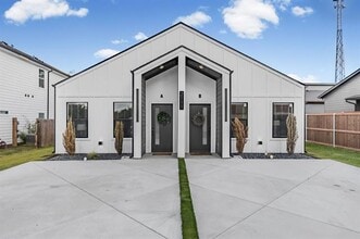 Building Photo - 2111 Wright St