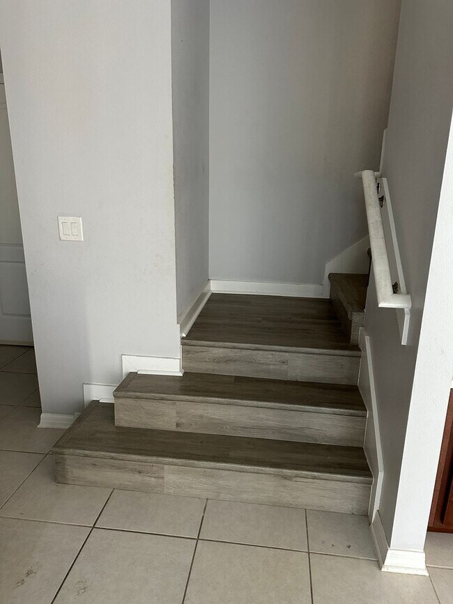 Building Photo - 4-Bedroom, 2.5-Bathroom in Saint Cloud