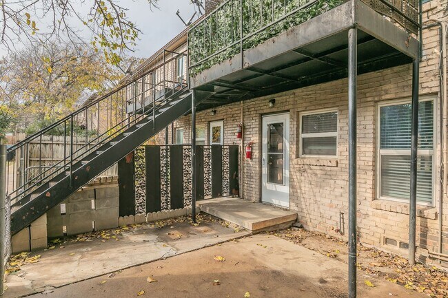 Building Photo - UPDATED 2 bedroom, 1 bathroom with 1 garage space