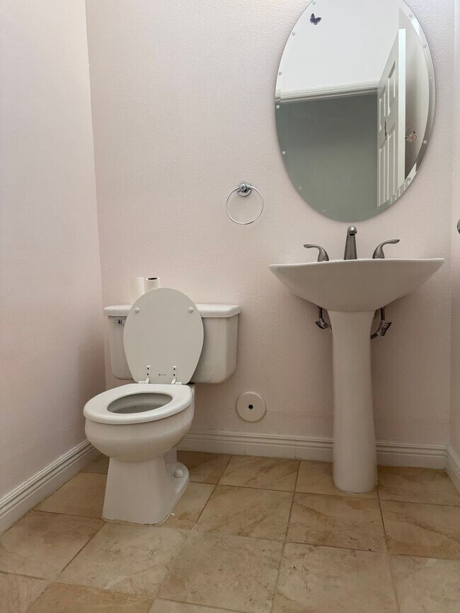 Building Photo - Beautiful 2 Story, 2 Bedroom plus Large Lo...