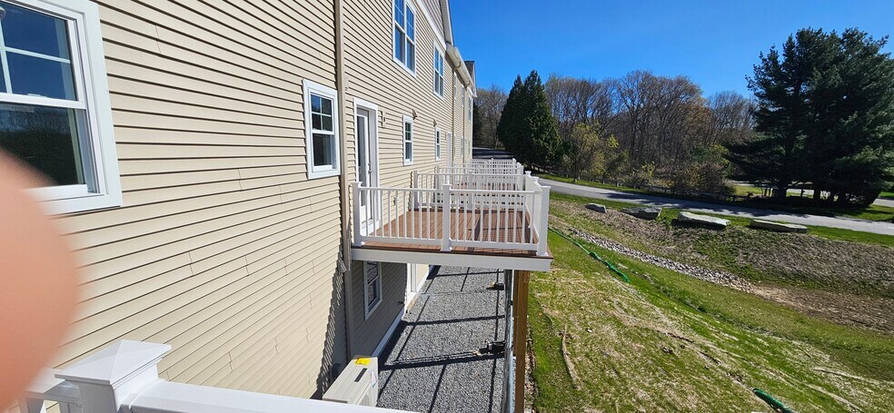 Building Photo - 719 Putnam Pike