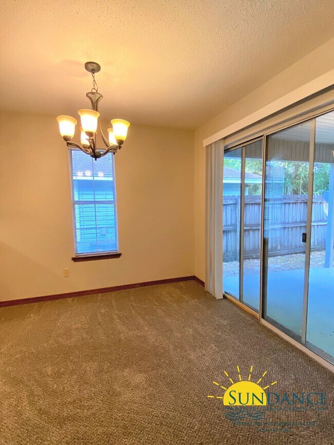 Building Photo - Great 3 Bedroom Home in Fort Walton Beach!