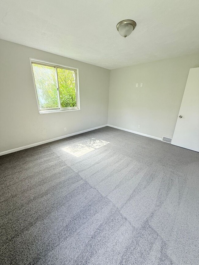 Building Photo - Spacious 3BD/1BA Single Family Home in Pen...