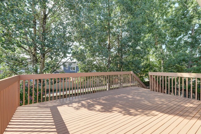 Building Photo - Immaculate, Sunny and Bright 4 Bedroom/2.5...